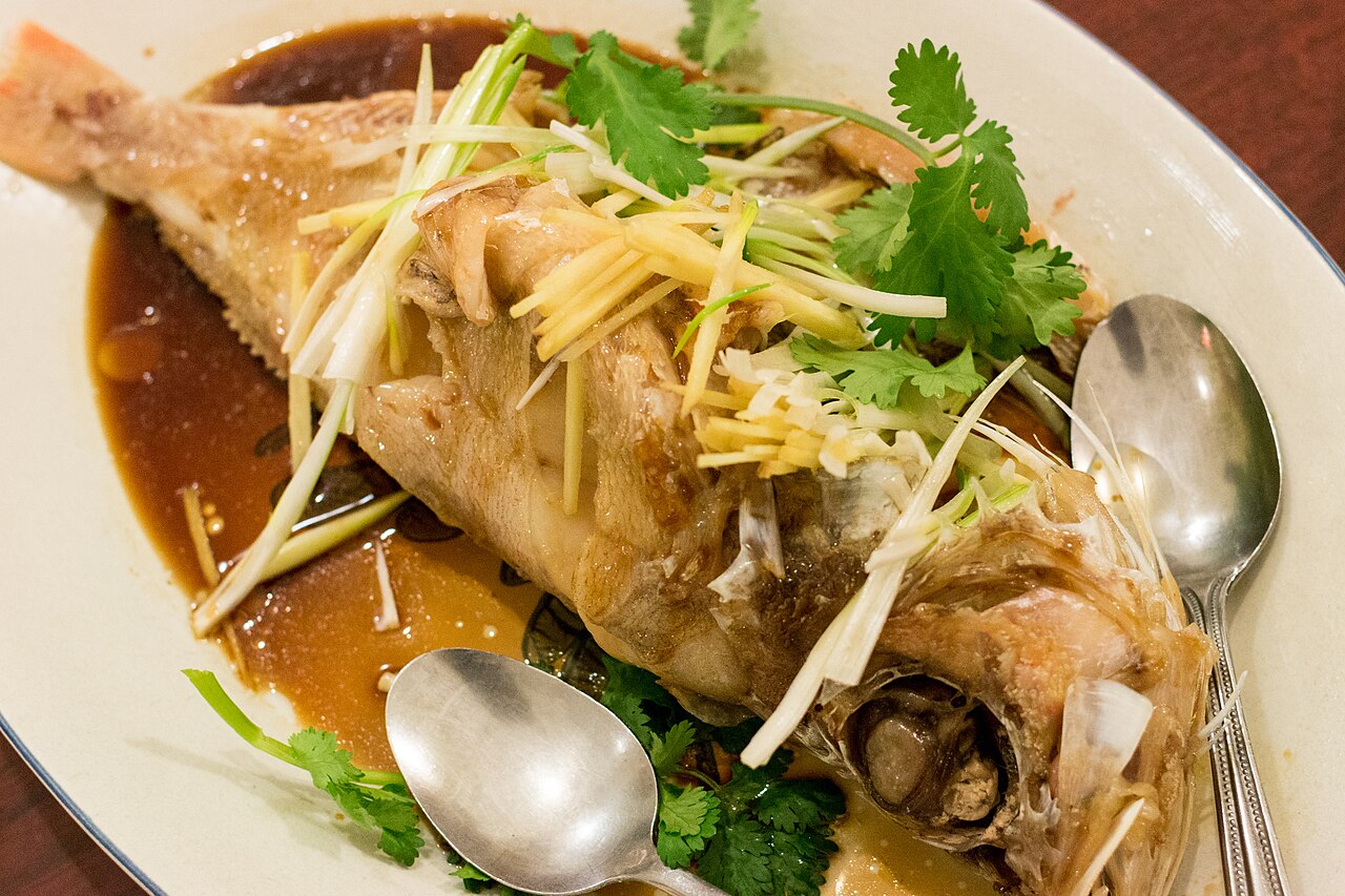 Steamed fish with ginger and scallion context for judging Cantonese timing