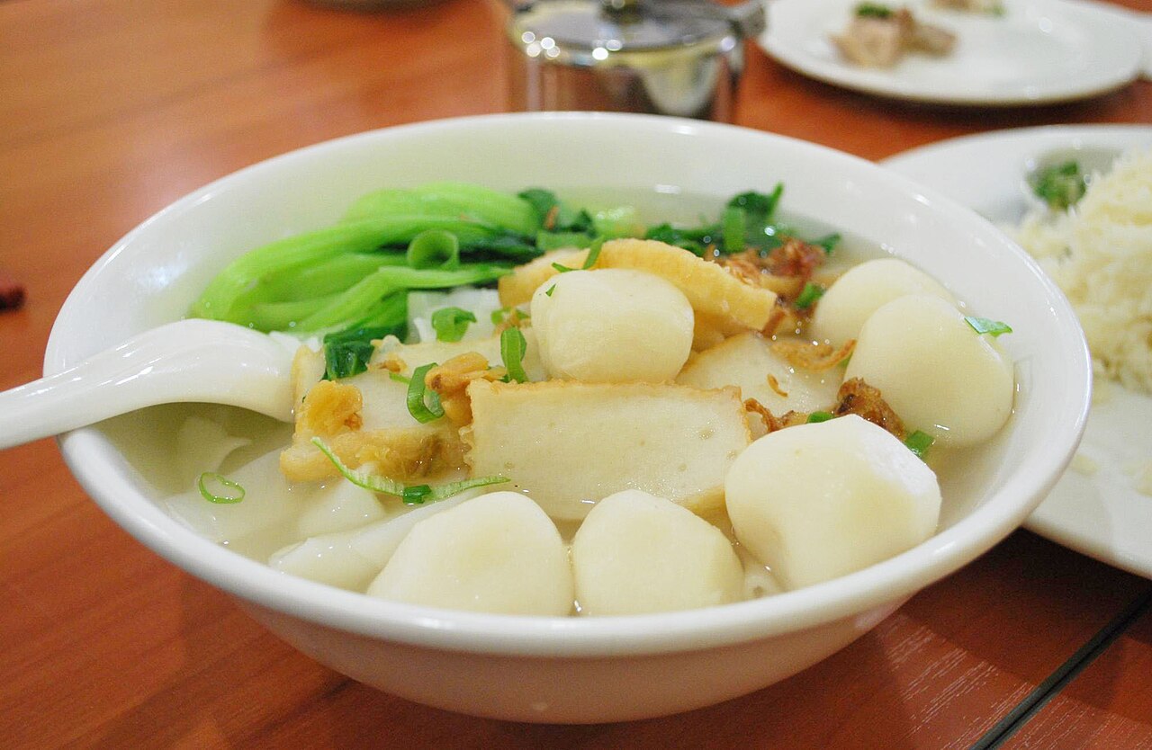 Cantonese wok noodles context for balancing timing, oil, and serving finish