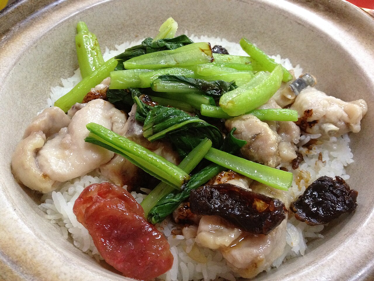 rice casserole recipe opening image with rice, cured meat, clay pot, and sauce context
