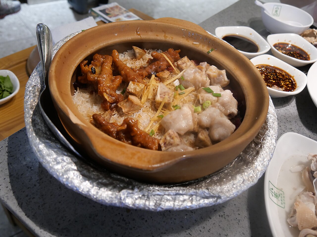 Chinese claypot rice preparation context for checking rice crust, topping timing, and heat control