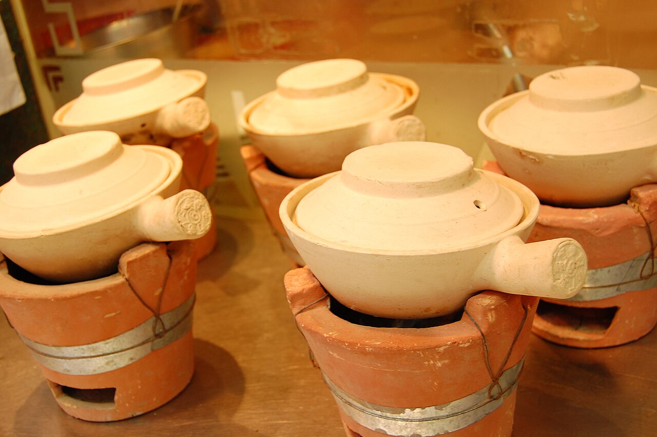 Chinese clay pot supporting pot choice and topping timing