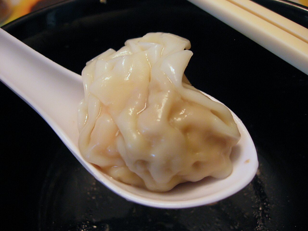 Chinese wontons supporting wrapper seal and broth clarity