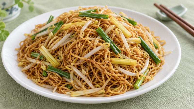 Thin stir-fried noodles with bean sprouts