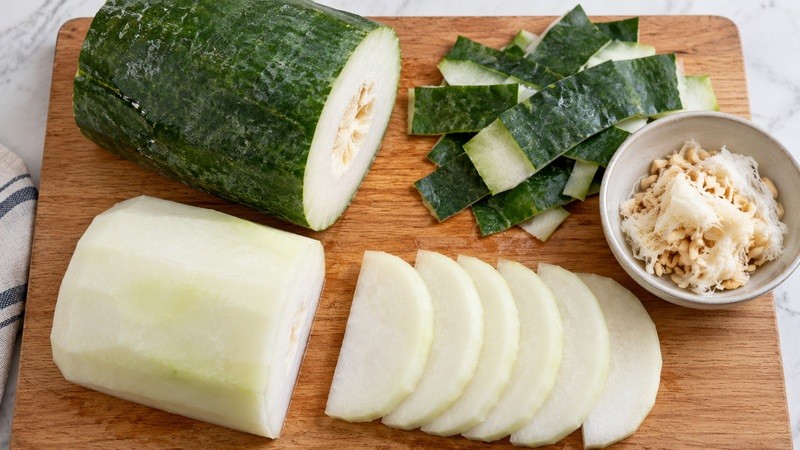 Peeled winter melon with seeds removed and even slices